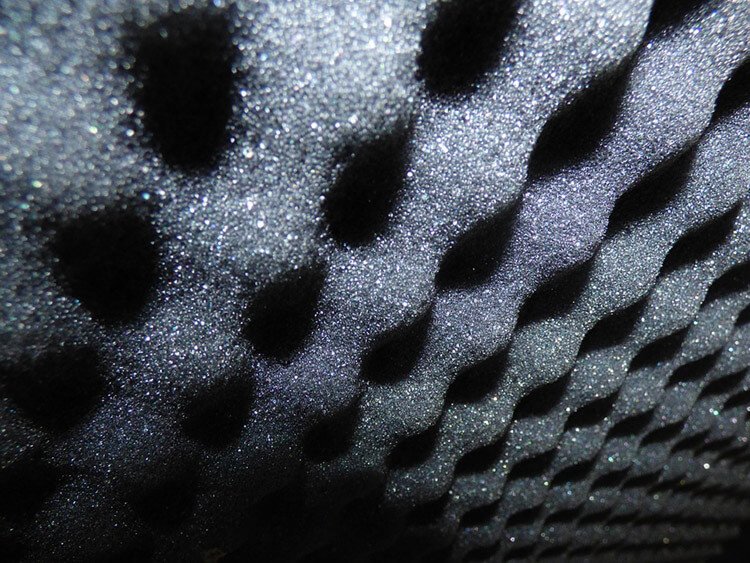 Welcher Akustikschaumstoff für Raum? Vor- und Nachteile von Akustikschaum