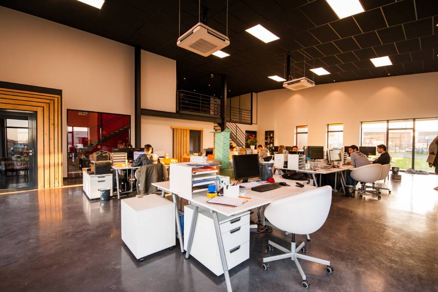 Hałas w biurze &#8211; najlepsze rozwiązania problemu hałasu w pomieszczeniach biurowych